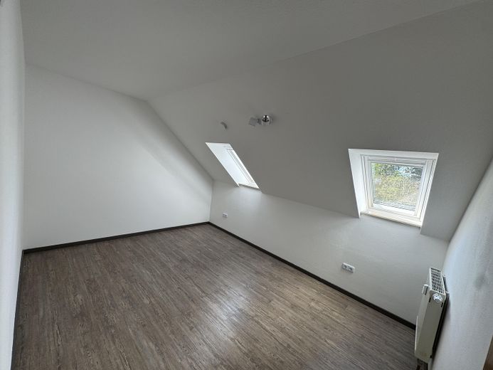 Charmante 2-Zimmer-Wohnung mit Balkon, Stellplatz und Einbauküche – Erstbezug nach Renovierung – Schlafzimmer