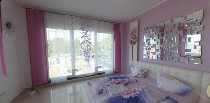 Moderne Luxusvilla: 432 m² Wohnfläche, PV-Anlage, Wärmepumpe & Sauna – Elternschlafzimmer