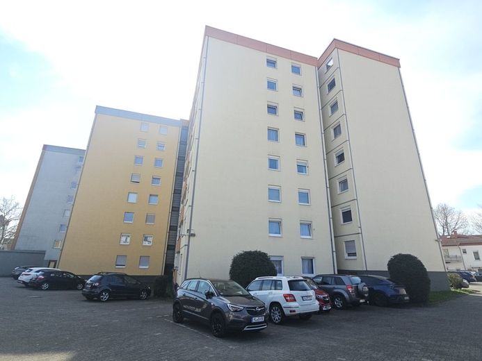 Investieren Sie in wertstabile Immobilien - wir machen es möglich! Kapitalanlage in Kaiserslautern. – Ansicht von Norden mit Stellplätzen
