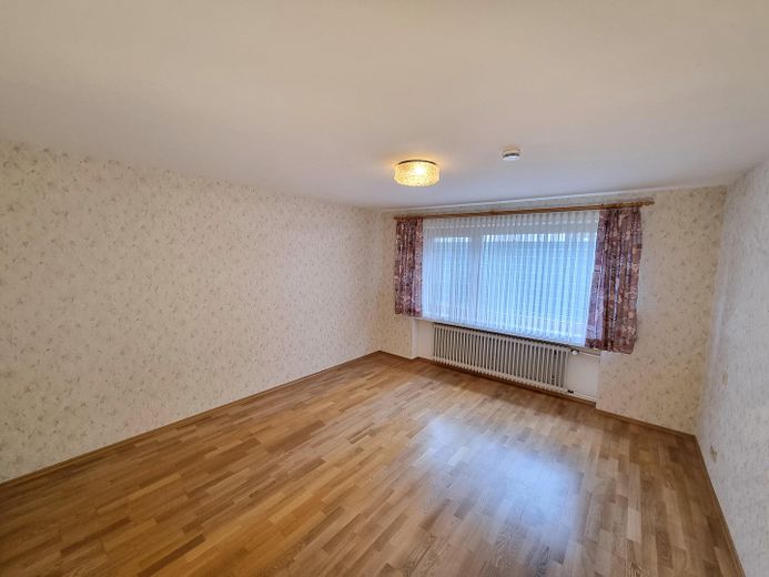 Großzügiges Einfamilienhaus mit 4 Garagen – Provisionsfrei – Ideal für große Familien – EG Schlafzimmer