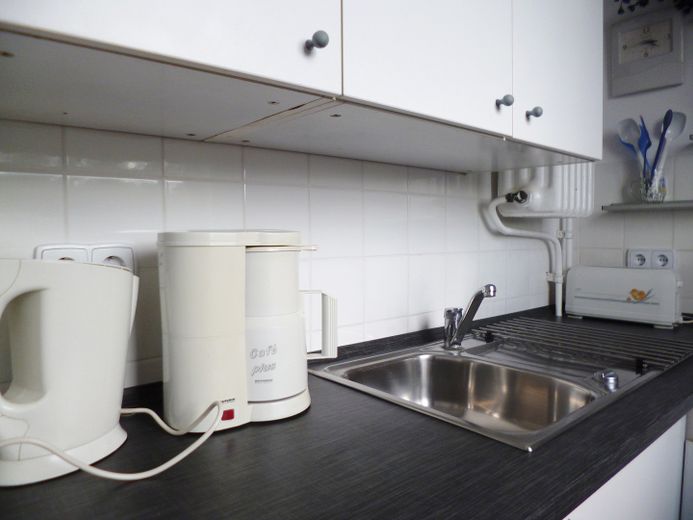 helles, ruhiges Apartment direkt am Volkspark Schöneberg und U-Bahn – Küche
