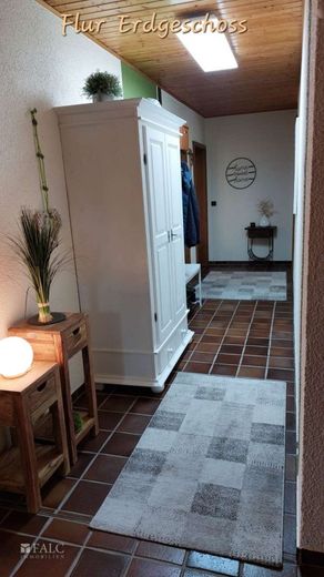 Repräsentatives Mehrfamilienhaus mit Traumgrundstück- – Flur