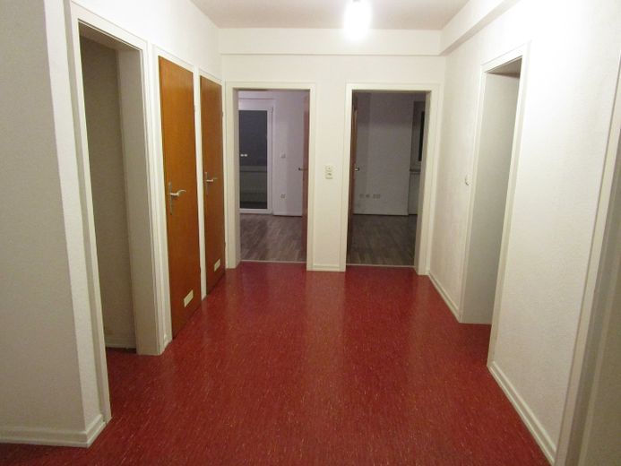 3,5 ZKB Gießen Innenstadt, 4.OG mit Süd-Balkon, und Fernblick – großer Flur