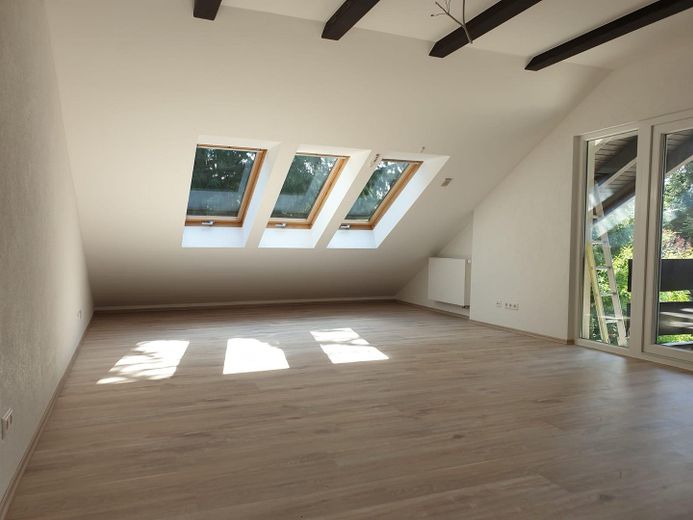 Traumhaftes Zweifamilienhaus mit Garten, Waldblick, Pool, Sauna & Mieteinnahmen – OG Wohnzimmer