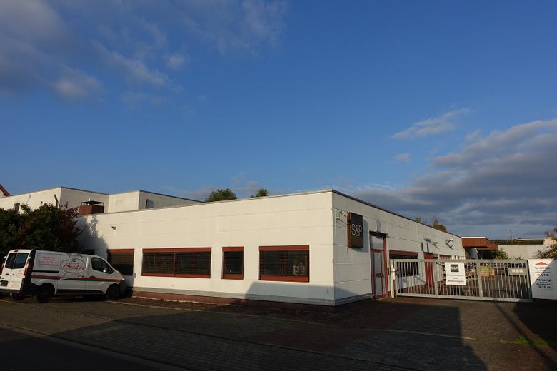 Produktionsgebäude Zufahrt