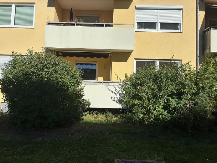 Licht 3-kamerappartement op de bel-etage met tuingedeelte in Germering – Außenansicht Balkon