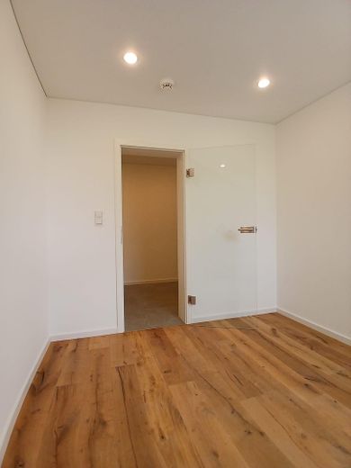 Piso de 4 habitaciones completamente renovado con balcón en Trier-Heiligkreuz – de alta calidad y listo para entrar a vivir – Schlafzimmer klein
