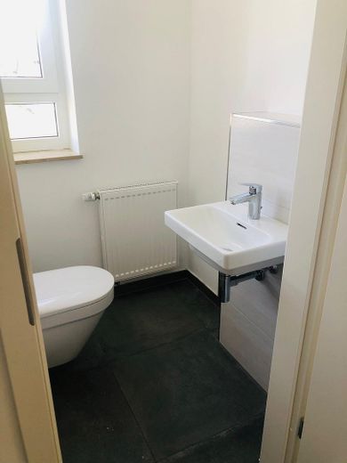 عقار سكني وتجاري في Mühltal – Wohnung Gäste-WC