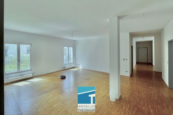 Bright office, practice rooms in IN, Donaustraße with elevator. Parking in front of the building is possible with a parking ticket!
