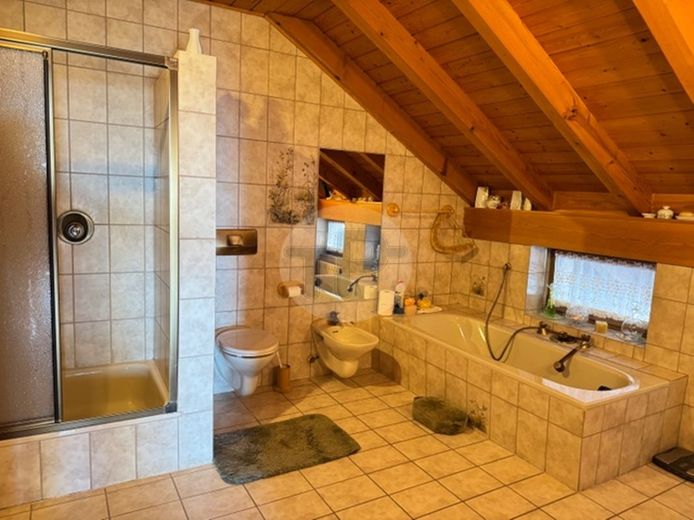 ALPENLANDHAUS MIT WEITEREN BAUPLATZ – Badezimmer