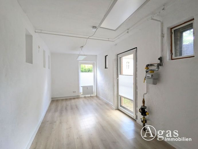 Großzügige Wohnung mit Wintergarten, Kamin und ca. 300 m² Garten – Schlafzimmer