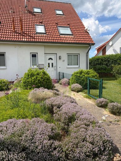 gepflegtes Reihenendhaus – Eingang
