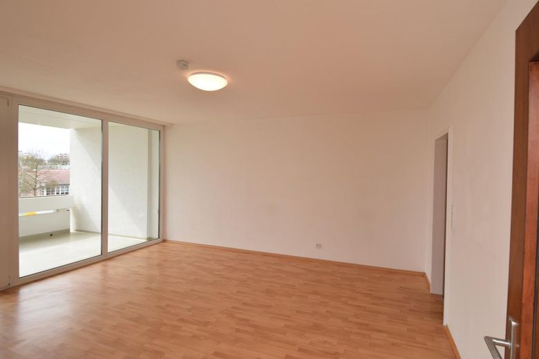 Helle 3-Zimmer Wohnung 70 m2 München Unterhaching mit Balkon Erstbezug nach Vollrenovierung – Wohnzimmer