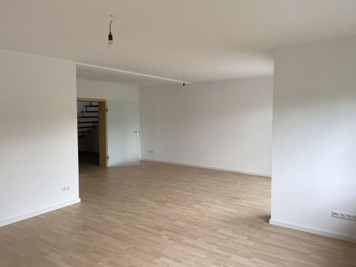 Wunderschöne 4,5-Zimmer-Maisonette-Wohnung in allerbester Lage von Rödermark OR – 1OG Wohn-/Esszimmer