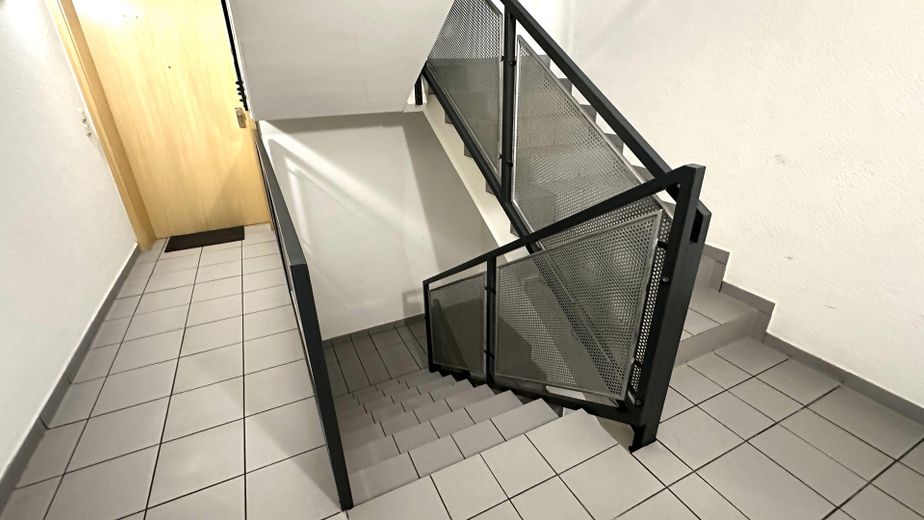 Schöne 2-Zi.-Whg. m. Südbalkon u. EBK - top vermietet - in ruhiger und zentraler Lage – Treppenhaus/Wohnungseingang