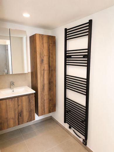 KfW-40 Zweifamilienhaus im Zentrum | Selbst wohnen & vermieten | Erstbezug – Maisonette Bad