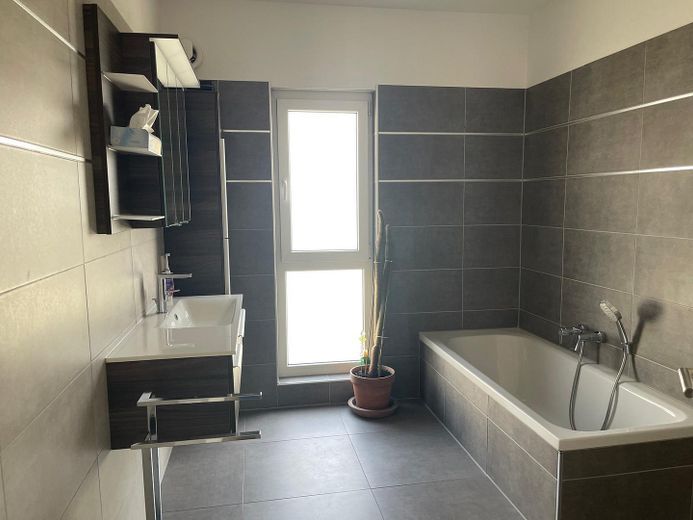 ENERGIEBEWUSST WOHNEN: A+ Großzügige Doppelhaushälfte in Ludwigshafen KEINE MAKLER-PROVISION! – Elternbad mit Wanne + Dusche
