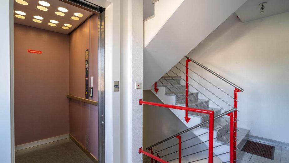 Zonnige 1,5-kamerwoning met balkon op het zuidwesten, inbouwkeuken en lift – Konstanz-Fürstenberg – Hausflur und Aufzug