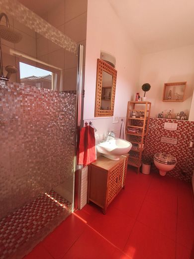 neuwertige smarte Stadtvilla in Bernau bei Berlin ideal für Familien – Gästebad