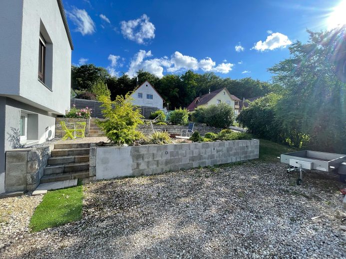 Architekten-Bungalow mit großem Grundstück und Baupotenzial – Außenansicht