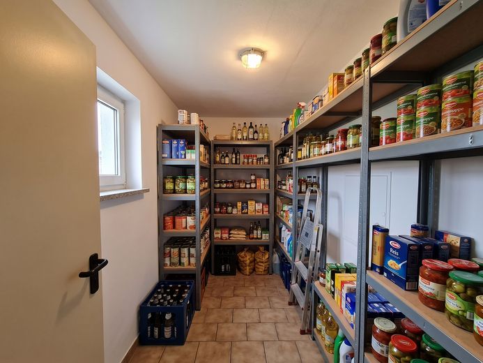 Gemütliche Erdgeschosswohnung mit großem Wohnbereich, offener Küche und Garage – Foto 7