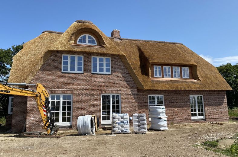 Neues Reetdachhaus (DHH)