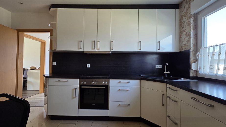 Élégante maison individuelle avec logement indépendant – Küche Einliegerwohnung
