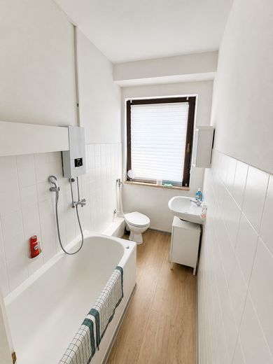 Helle und gepflegte 3 Zimmer Wohnung mit Einbauküche in Nürnberg! – Badezimmer