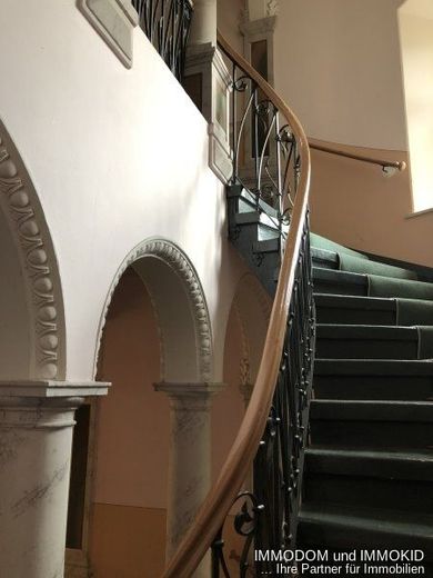 3-Zimmer-Dachgeschoss Wohnung mit BALKON, PKW-Stellplatz und offener Küche im Wohnzimmer zu vermieten! – Treppenaufgang