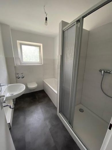 Bad mit Badewanne u. Dusche