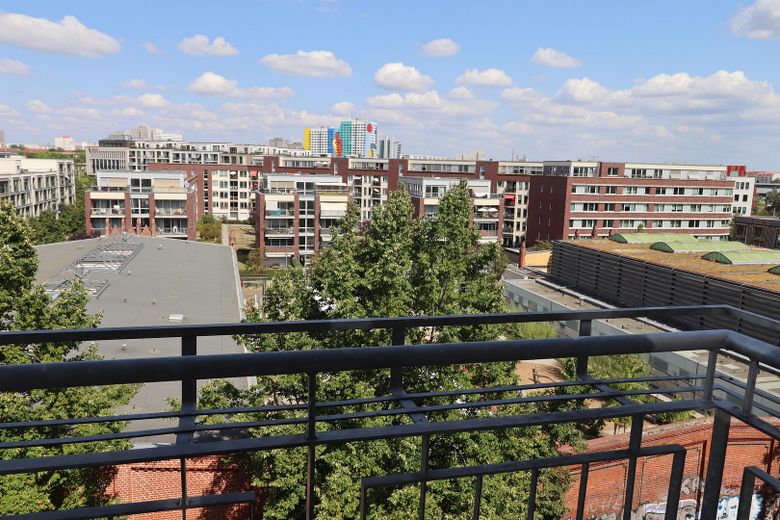 Appartamento singolo in edificio d’epoca con balcone, pronto per essere abitato – Blick vom Balkon