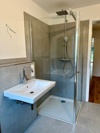 3 Zimmerwohnung im EG mit großer Süd-Terrasse – Bad
