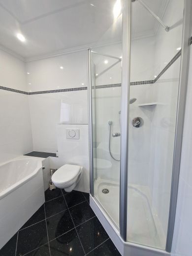 Badezimmer (Dusche u. Wanne)