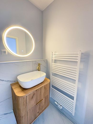 Erstbezug nach Kernsanierung | Stilvolle 2-Zimmer-Altbauwohnung | Provisionsfrei – Design-Duschbad