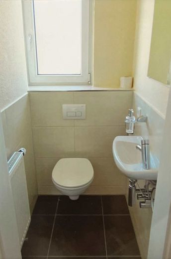 Zentral, aber ruhig gelegene 3-Zimmer Wohnung mit Balkon und Stellplatz als Kapitalanlage, prov.frei – Gäste-WC