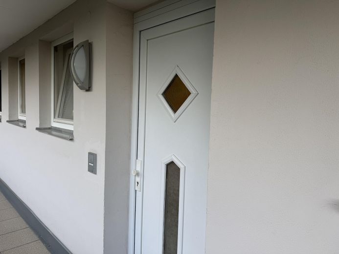 Kernsanierte 1-Zimmer-Wohnung mit Balkon, 47 m², 2. OG in Frankenthal – Wohnungstüre