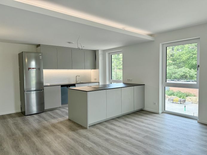 Stadtnah & naturnah: moderne, energieeffiziente 2-Zimmer-Neubauwohnung nahe Hamburg mit Smart Home – Wohnbereich und Küche