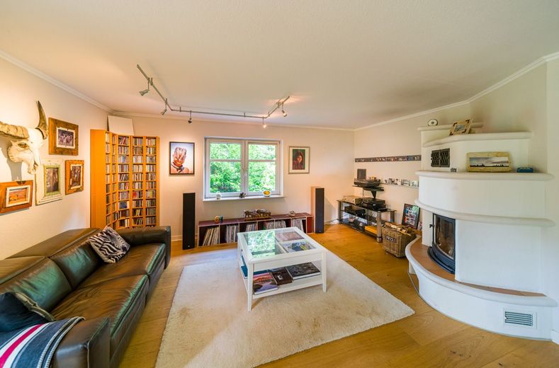 TOP ! Gifhorn-Winkel:  Exklusive Landhausvilla  mitten in der Natur ! – Wohnzimmer mit Kamin