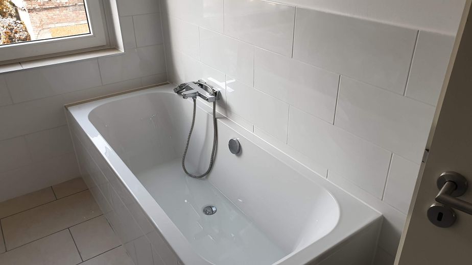 Attraktive, sanierte 75 m² Wohnung (Zweitbezug) mit Tageslichtbad und offener Wohnküche in Köthen – Badewanne, mit Mittelabfluss