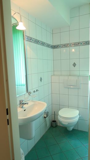 Platz für neue Geschichten - Charmantes Reiheneckhaus mit sonnigem Garten – Gäste-WC im EG