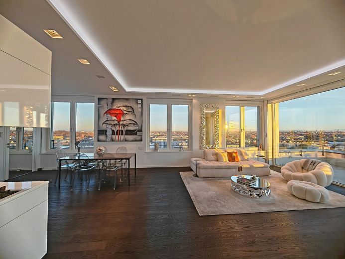PROVISIONSFREI: Munich's Iconic View – The Ultimate Penthouse – Wohn-Essbereich