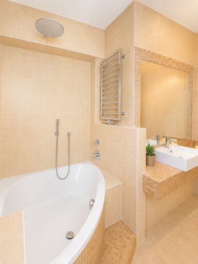 3-Zimmer-Wohnung, Altbau mit Balkon und Einbauküche in Frankfurt am Main – Bad