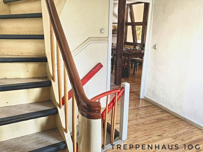 Maison à colombages avec cour intérieure, atelier et garage – vieille ville d’Uelzen, sans commission – Treppenhaus Wohnung 1OG