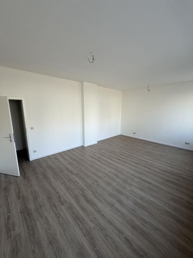 Frisch kernsanierte 2-Zimmer-Wohnung in Krefeld – moderne Ausstattung – Wohnzimmer