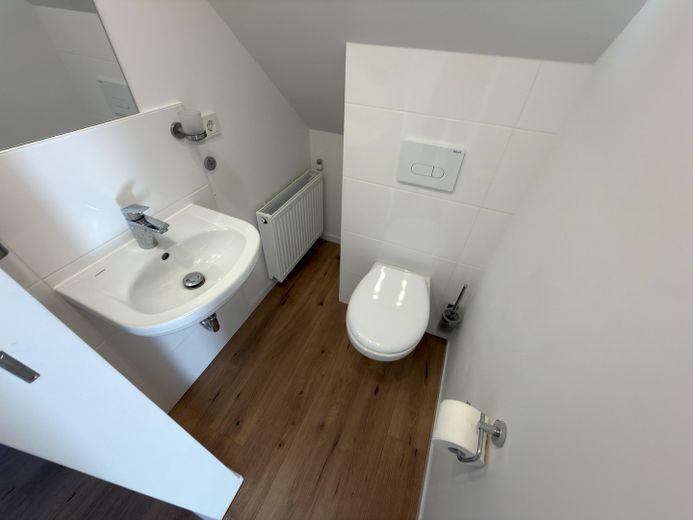 Kernsaniertes ZFH – 2 vermietbare Whg., Energieklasse A, 1.450 € Sollmiete – WC Dachgeschoss