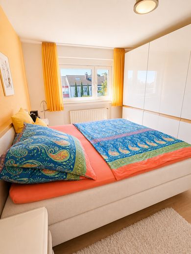 Modernisiertes Familienhaus mit Sonnengarten, Garage & Ausbaureserve – Schlafzimmer