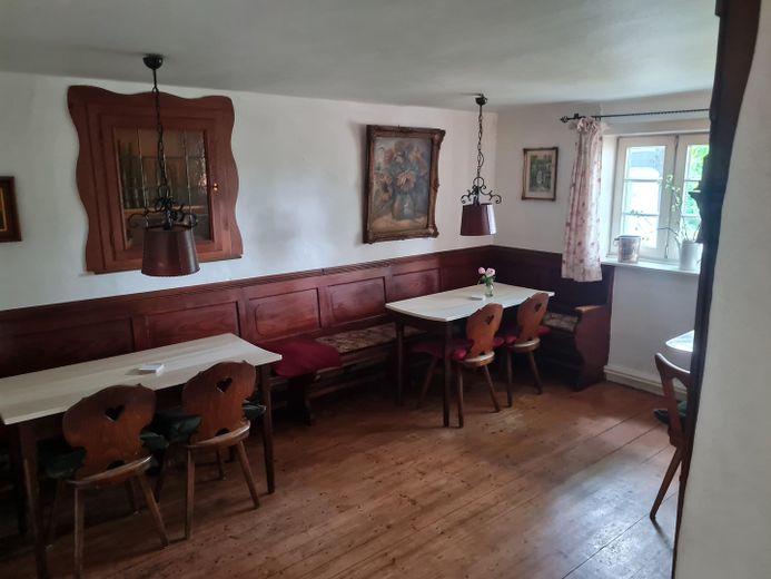 Historisches Fachwerk-Ensemble (Haupthaus + Nebengebäude + 2 Garagen) – Gastraum Hauptgebäude