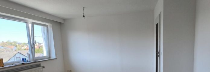 Direct beschikbaar, volledig gerenoveerd 3-kamerappartement op de bovenste verdieping met tuin, garage, 2 parkeerplaatsen & PV-installatie