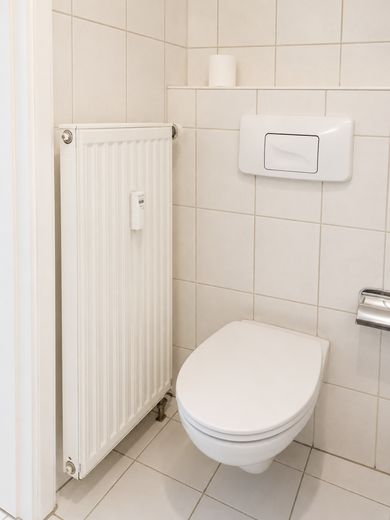Gepflegte 2-Zimmer-Wohnung mit großer Terrasse und Garten  - Nähe Flughafen München – Badezimmer