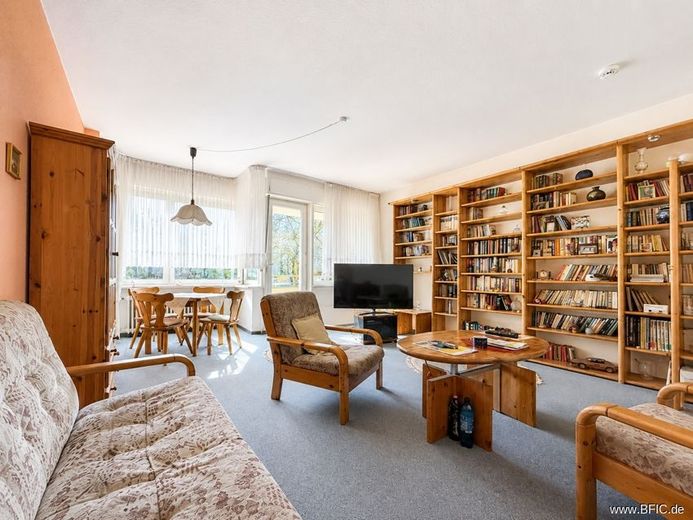 bezugsfrei hell ruhig Balkon: 2-Zi.-Whg im Hochparterre – Wohnzimmer